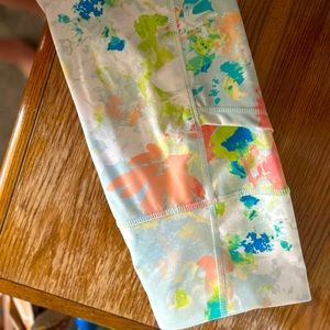 I’m selling ankle cut leggings . The size is (XS 0-2). The brand is Avía.